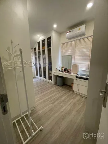 独立式住宅 出售在Lat Krabang, Bangkok - 更衣间，内置衣柜、梳妆台与木纹地板。