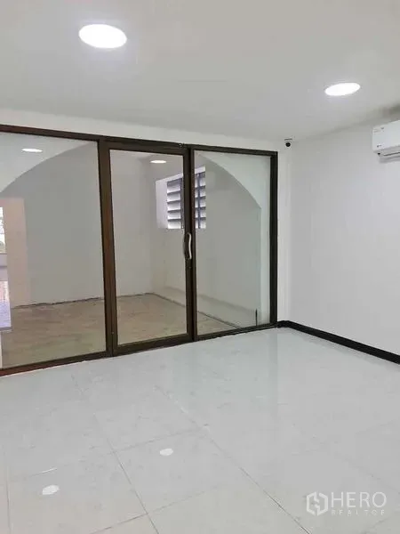 店屋 出售在Watthana, Bangkok - 开放式办公空间，亮面瓷砖，推拉玻璃门连接相邻房间。