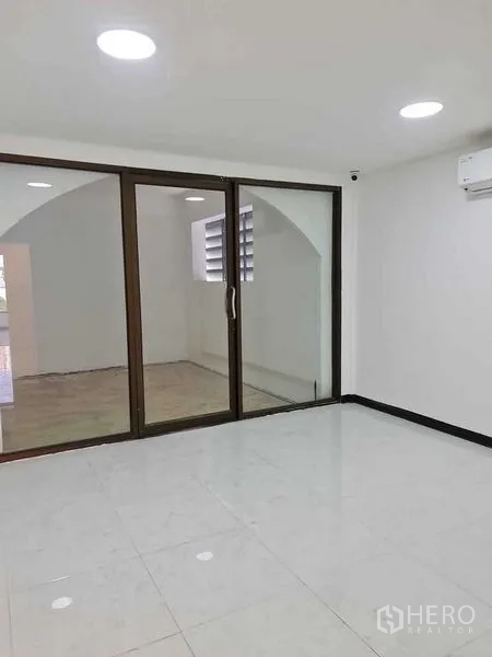 店屋 出售在Watthana, Bangkok - 开放式办公空间，亮面瓷砖，推拉玻璃门连接相邻房间。