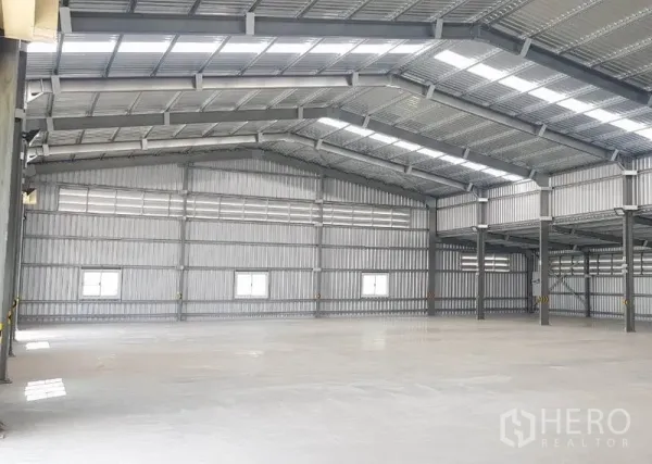 Warehouse for rent in Mueang Nonthaburi, Nonthaburi - Wide column-free floor area ideal for racking or light production.