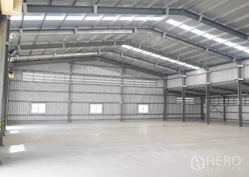 Warehouse for rent in Mueang Nonthaburi, Nonthaburi - Wide column-free floor area ideal for racking or light production.