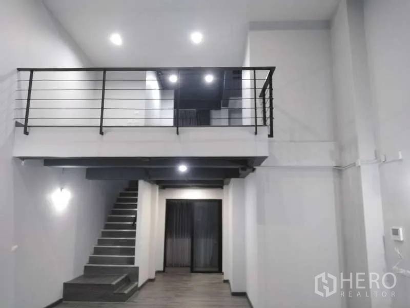 สำนักงานที่บ้าน ให้เช่าหรือขาย - พื้นที่ทำงานเพดานสูงสองชั้น พร้อมชั้นลอยและราวเหล็กใต้ไฟสปอตไลท์
