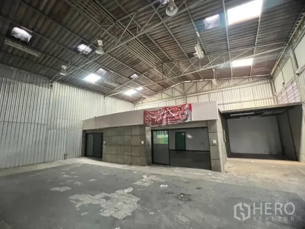 Warehouse for rent in Suan Luang, Bangkok - Spacious warehouse hall with steel truss roof, skylights and a built-in office block.