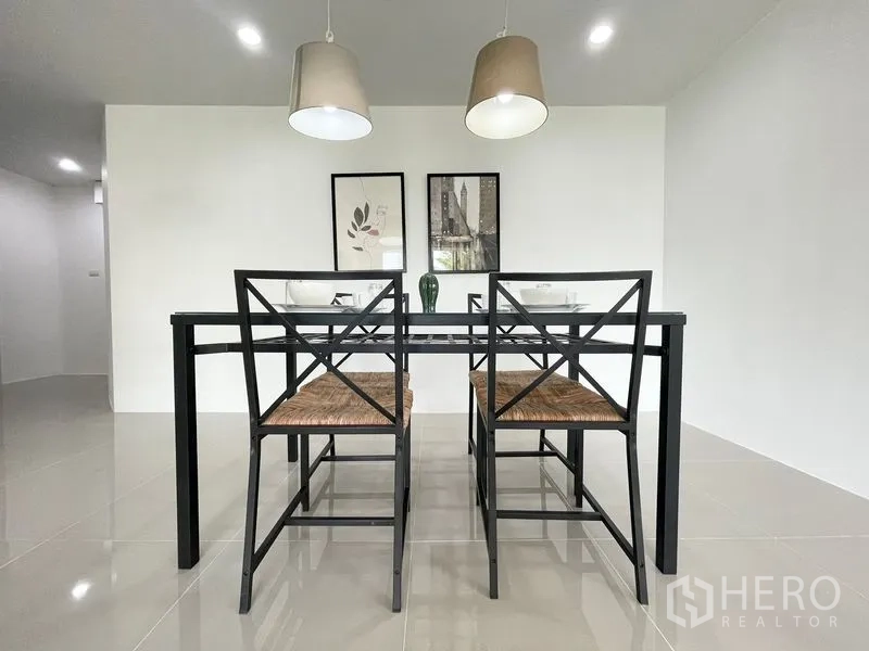 คอนโด for rent in Khlong Toei, Bangkok - มุมรับประทานอาหารโต๊ะกระจก เก้าอี้สี่ตัว และโคมไฟแขวน