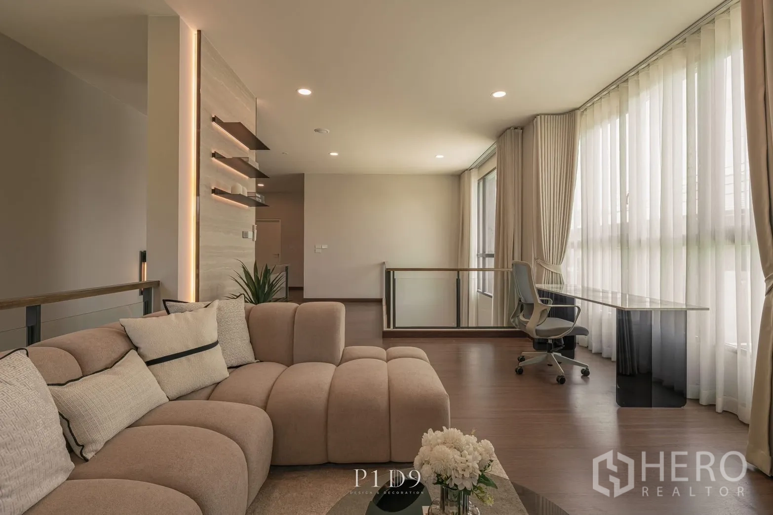 独栋房屋 for rent in Bang Phli, Samut Prakan - 开放式家庭区，弧形沙发、长书桌与落地纱帘。
