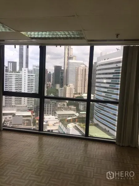 สำนักงาน ให้เช่าในWatthana, Bangkok - พื้นที่ออฟฟิศพร้อมหน้าต่างบานใหญ่ เห็นวิวสกายไลน์กรุงเทพฯ