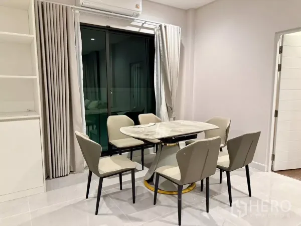 独立式住宅 出租在Bang Phli, Samut Prakan - 六人餐桌，临近推拉门与嵌入式置物柜。
