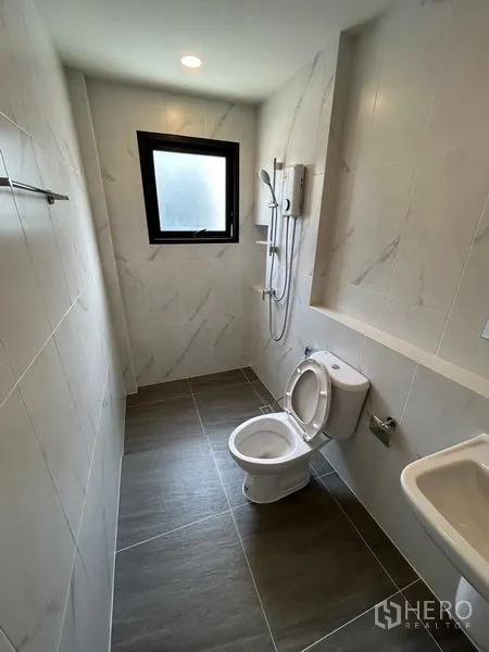 Detached House for rent in Bang Phli, Samut Prakan - Compact bathroom with shower, toilet and marble-look wall tiles.