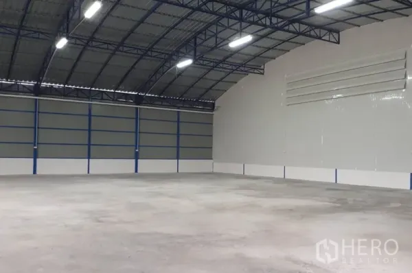 货栈 出租在Nong Chok, Bangkok - 大型通透仓库，弧形屋顶、LED照明与墙面通风百叶