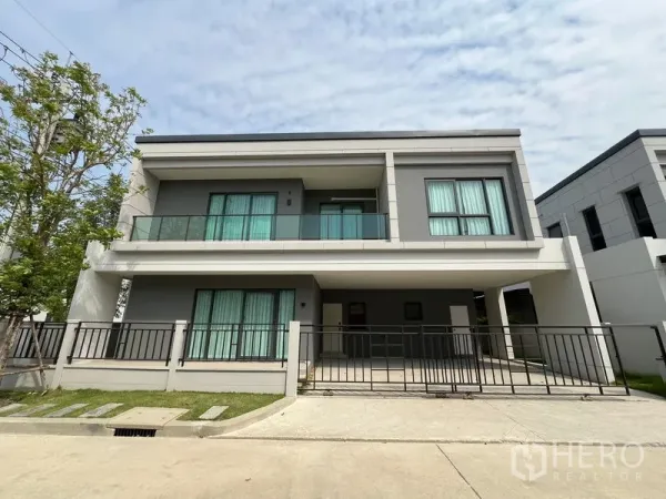 Detached House for rent in Bang Phli, Samut Prakan - Modern two-storey detached house facade with balcony, gated carport and lawn in Bang Phli.
