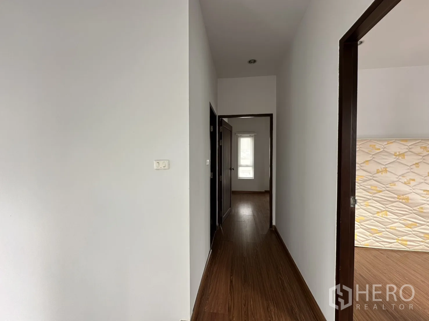 โฮมออฟฟิศ for rent in Watthana, Bangkok - โถงชั้นบนผนังสีขาว พื้นไม้ เดินสู่ห้องนอนต่างๆ