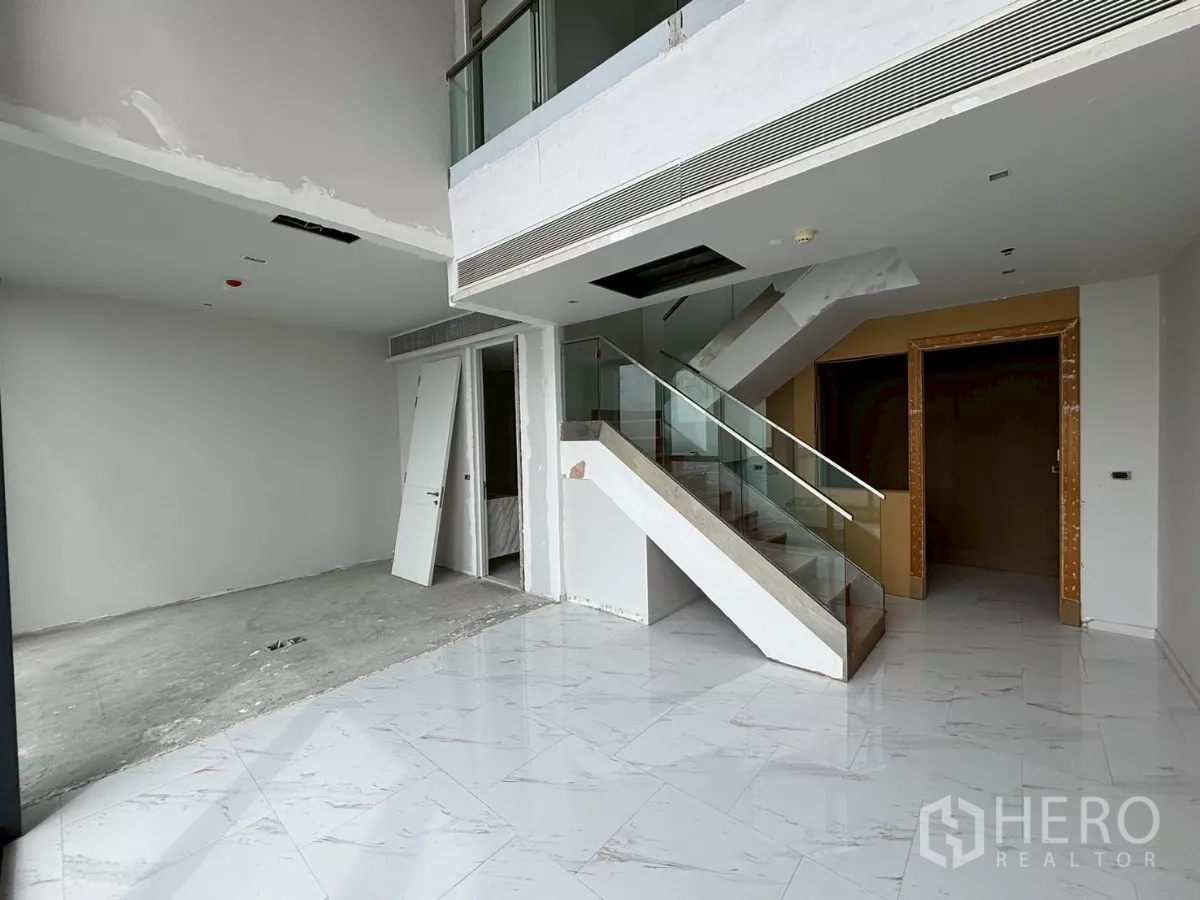 Condominium for sale in Bang Kho Laem, Bangkok - Wood staircase with glass balustrade inside the duplex penthouse.