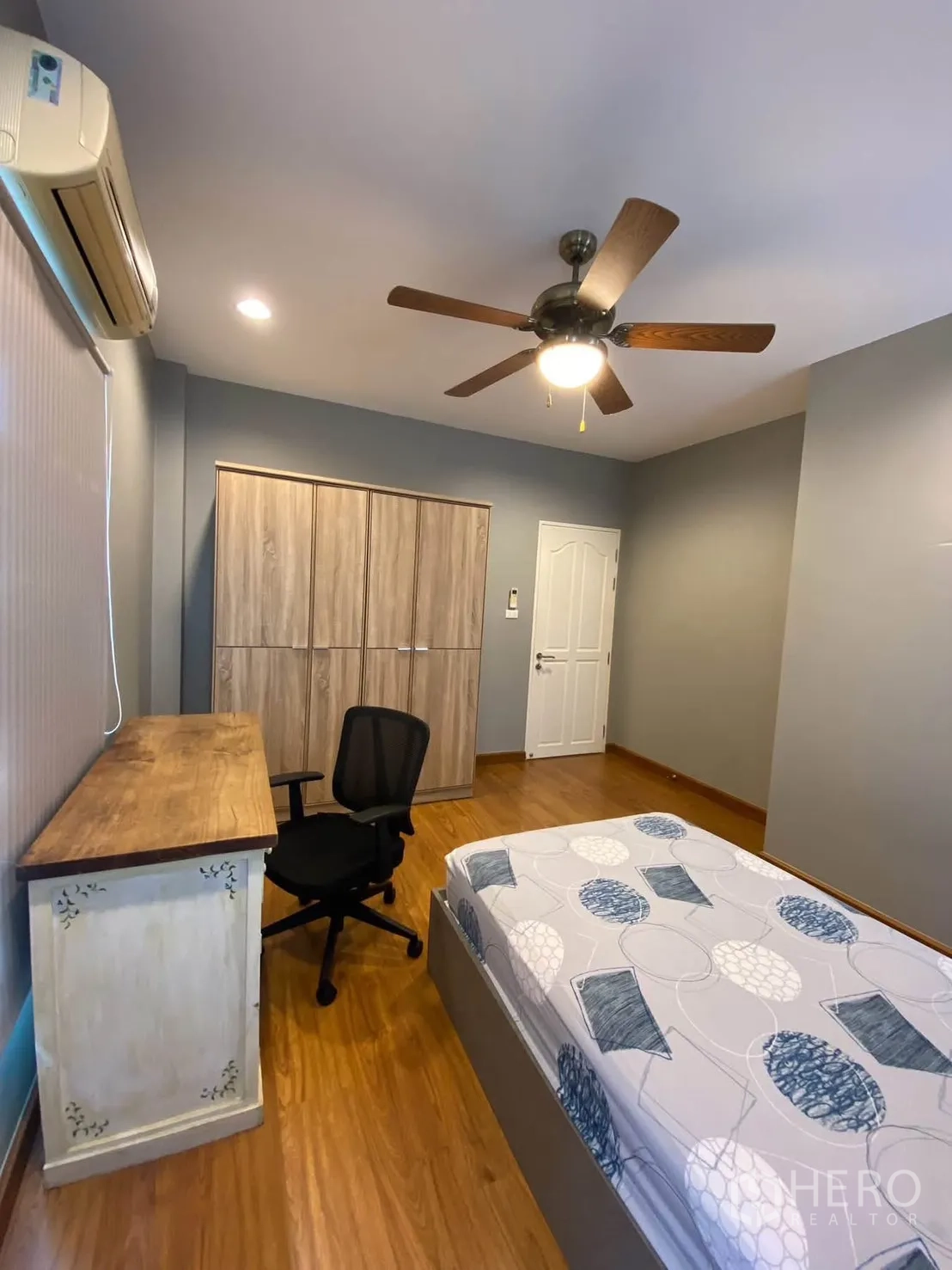 独栋房屋 for rent in Mueang Samut Prakan, Samut Prakan - 布置整洁的卧室，带吊扇、衣柜、书桌与床。