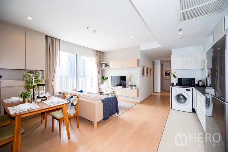 คอนโด ให้เช่าในWatthana, Bangkok - ห้องนั่งเล่น ครัว และพื้นที่รับประทานอาหารแบบเปิดโล่งสว่าง พร้อมระเบียงวิวเมืองย่านทองหล่อ