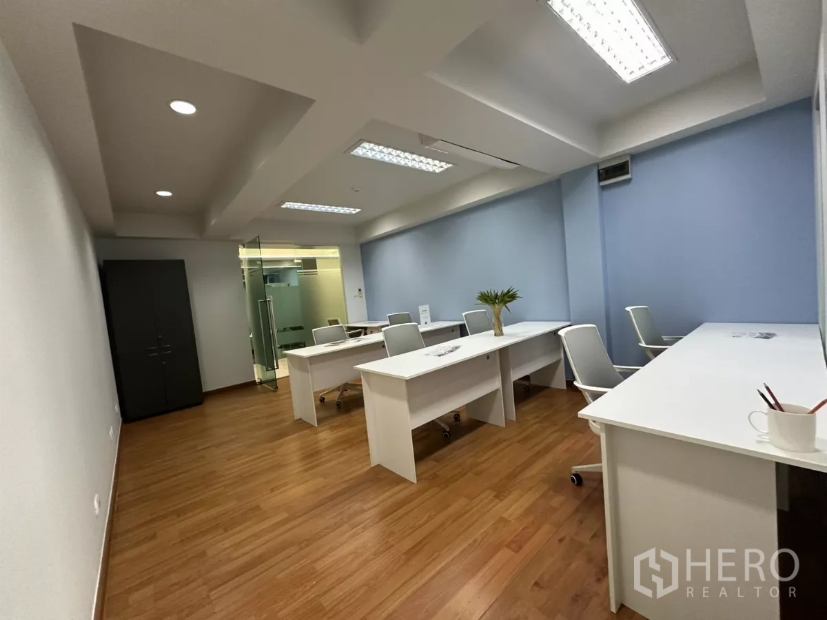 办公空间 出租在Watthana, Bangkok - 开放工作区，多张书桌与座椅，面向玻璃隔断的会议室。