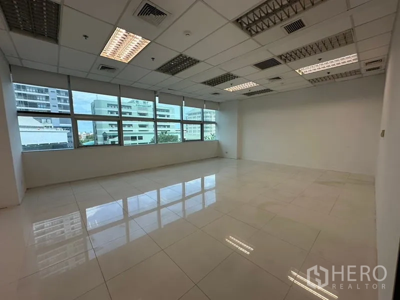 สำนักงาน ให้เช่าในRatchathewi, Bangkok - ห้องสำนักงานปูกระเบื้องสว่าง หน้าต่างบานกว้างมองเห็นวิวเมือง