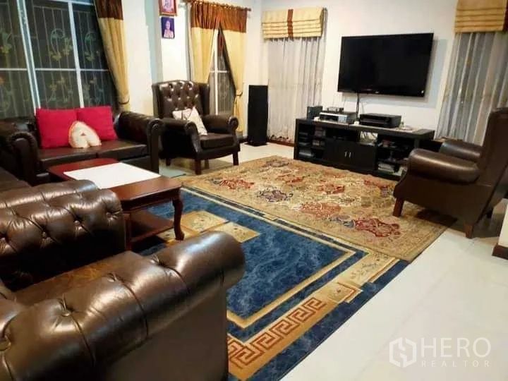 独立式住宅 出售在Prawet, Bangkok - 客厅另一角，电视柜与成套皮椅