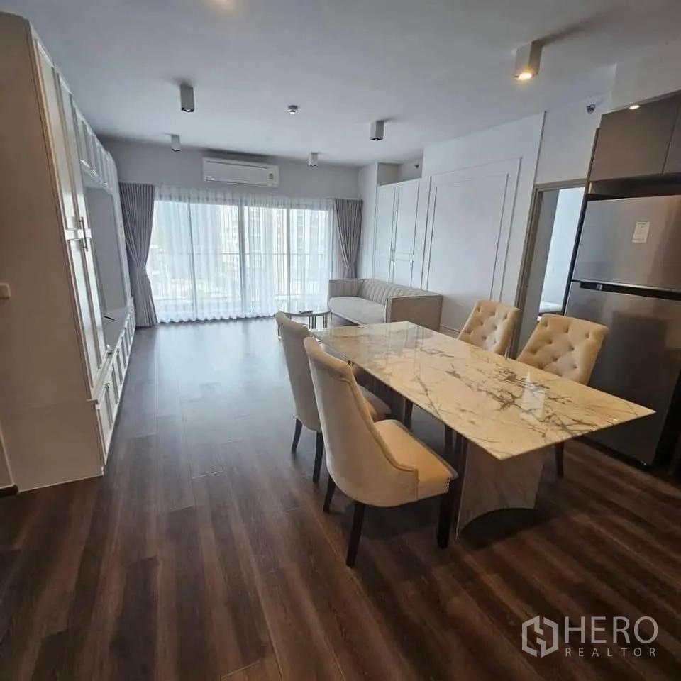 คอนโด for rent in Huai Khwang, Bangkok - ภาพรวมพื้นที่นั่งเล่น‑รับประทานอาหารสว่างพร้อมโต๊ะหินอ่อนและโซฟา