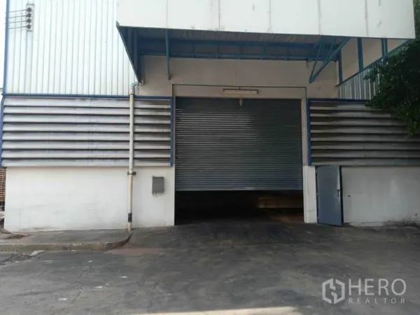 Factory for rent in Samut Prakan - Large column-free production area with skylights and cross-ventilation windows along both sides.