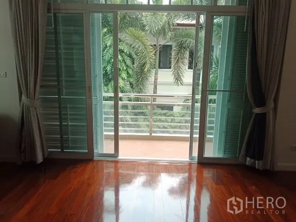 Detached House for rent in Bang Rak, Bangkok - Sliding glass doors leading to an upper balcony with palm views and privacy shutters.