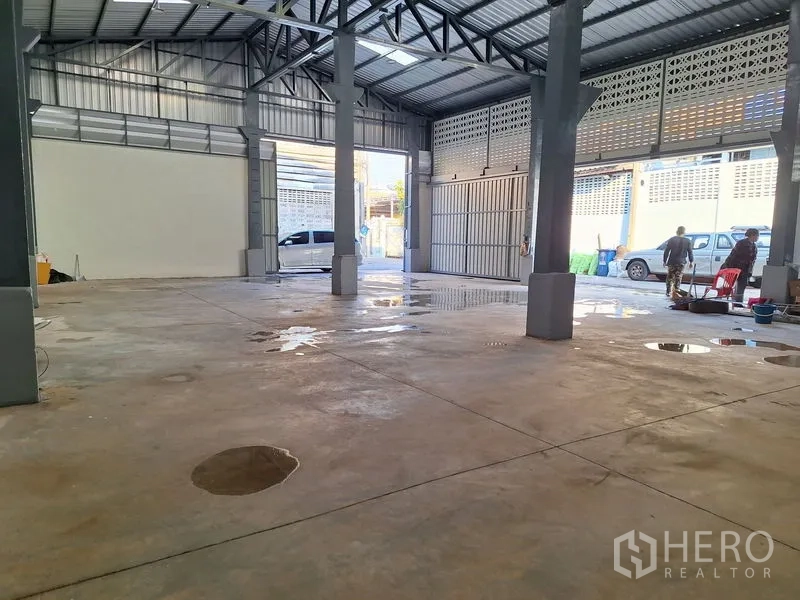 คลังสินค้า ให้เช่าในRat Burana, Bangkok - พื้นที่ภายในโกดัง พื้นคอนกรีต โครงหลังคาเหล็ก และช่องทางเข้าออกกว้างสำหรับรถ