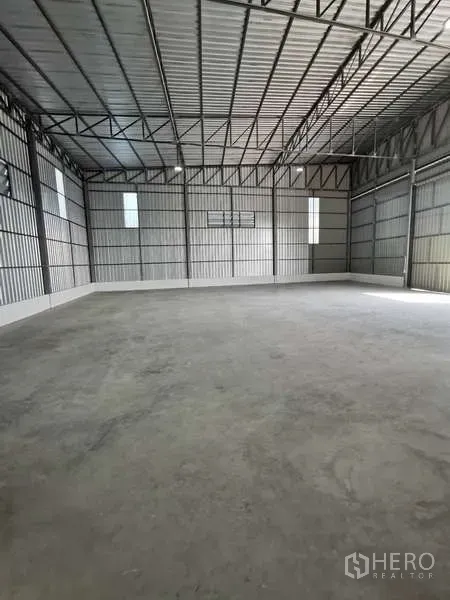 Warehouse for rent in Prawet, Bangkok - Clear-span warehouse with metal cladding walls and smooth concrete floor.