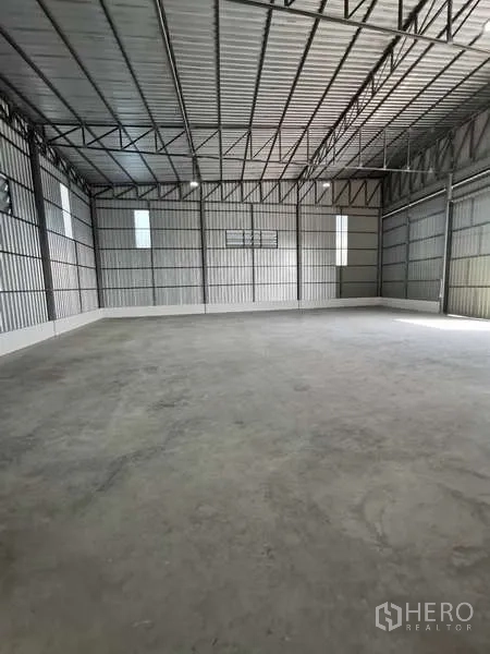 Warehouse for rent in Prawet, Bangkok - Clear-span warehouse with metal cladding walls and smooth concrete floor.
