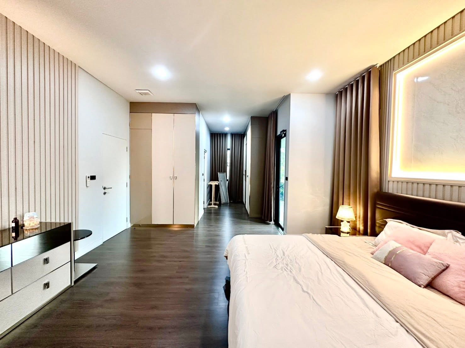 Detached House for rent in Bang Kapi, Bangkok - Spacious master suite with bed, long corridor, wardrobes and balcony access.