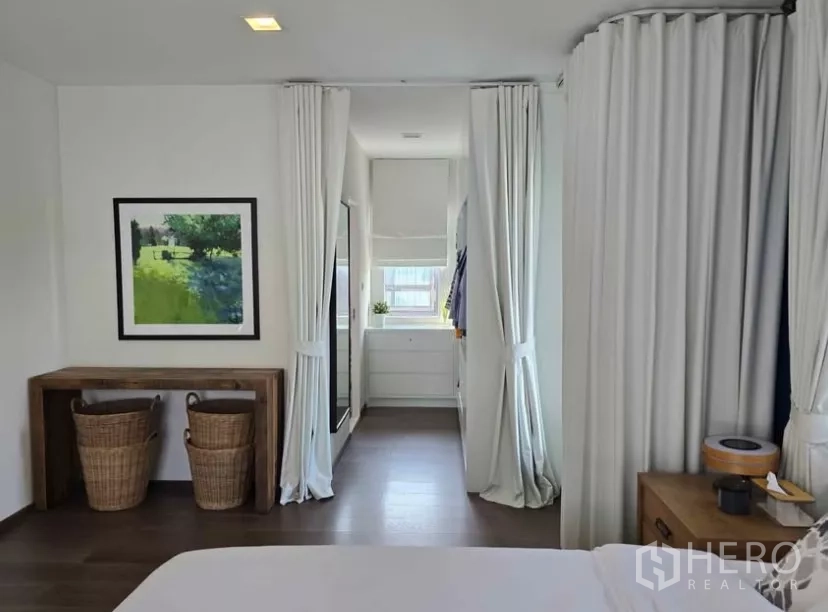 Detached House for rent in Bang Phli, Samut Prakan - Master suite corridor with white curtains leading to dressing area