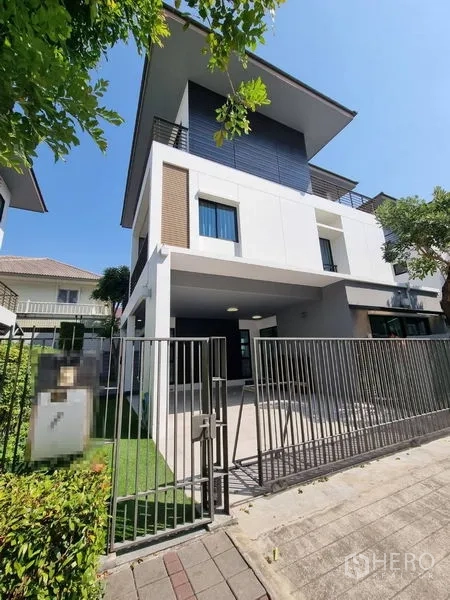 Detached House for rent or sale in Prawet, Bangkok - Modern three-storey detached house with gated driveway and balconies in Prawet.