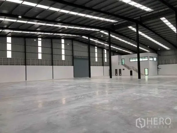 货栈 出租或出售在Nikhom Phatthana, Rayong - 5,000㎡开放式仓库，超高净空，大型卷帘门及内部办公夹层。