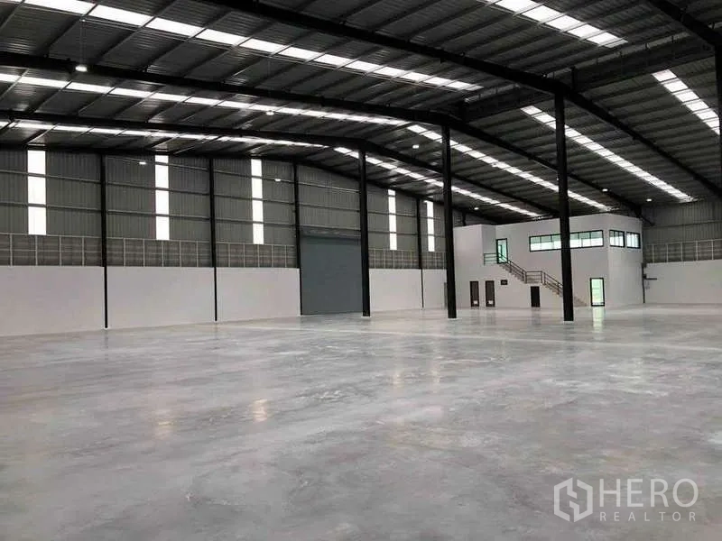 货栈 出租或出售在Nikhom Phatthana, Rayong - 5,000㎡开放式仓库，超高净空，大型卷帘门及内部办公夹层。