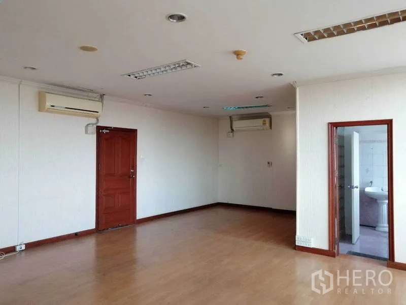 办公空间 出租在Bueng Kum, Bangkok - 宽敞办公室，装有空调并带独立卫生间。