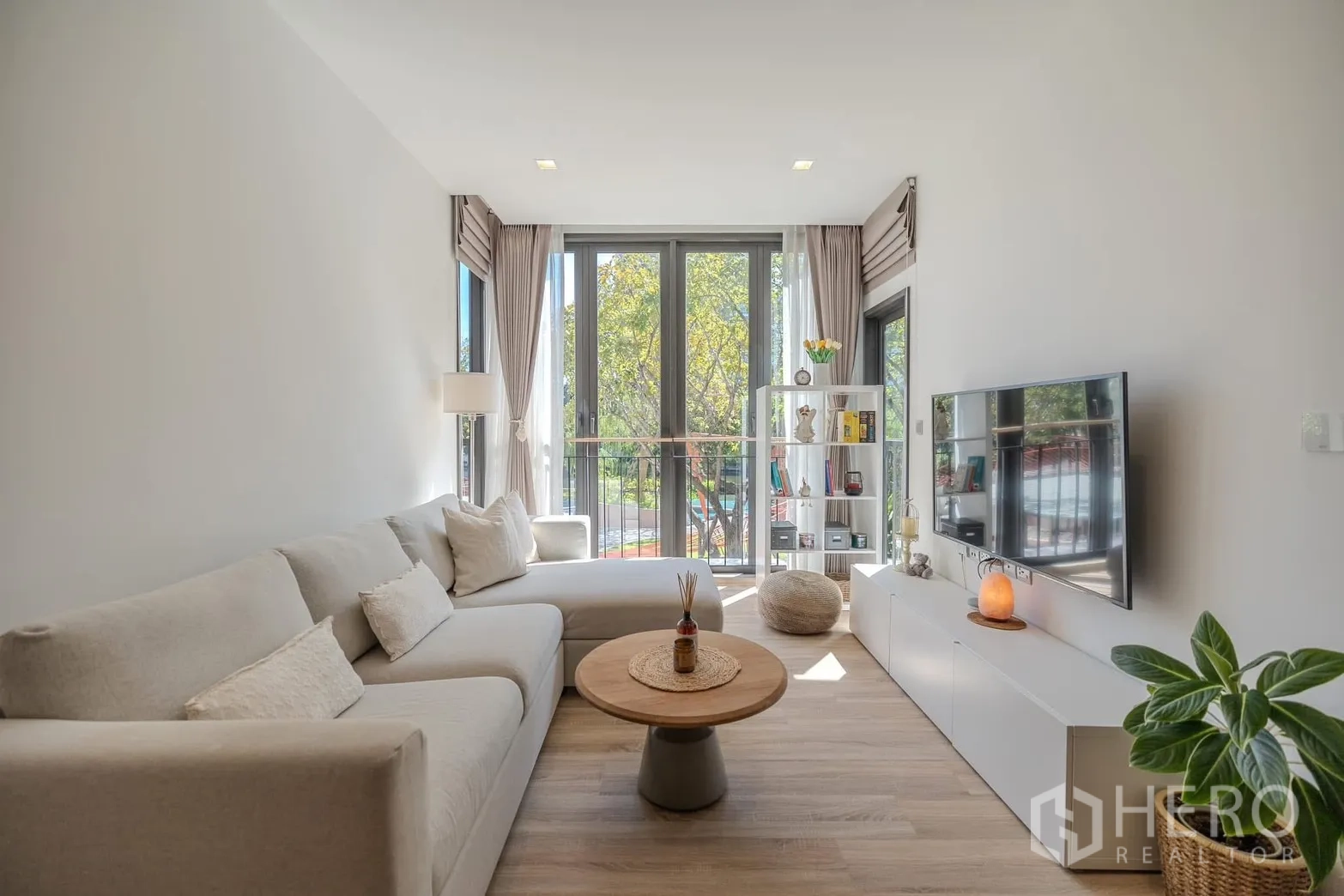 คอนโด for rent in Watthana, Bangkok - ห้องนั่งเล่นรับแสงเต็มที่ มีโซฟาตัวแอล หน้าต่างบานใหญ่และชั้นวางของ