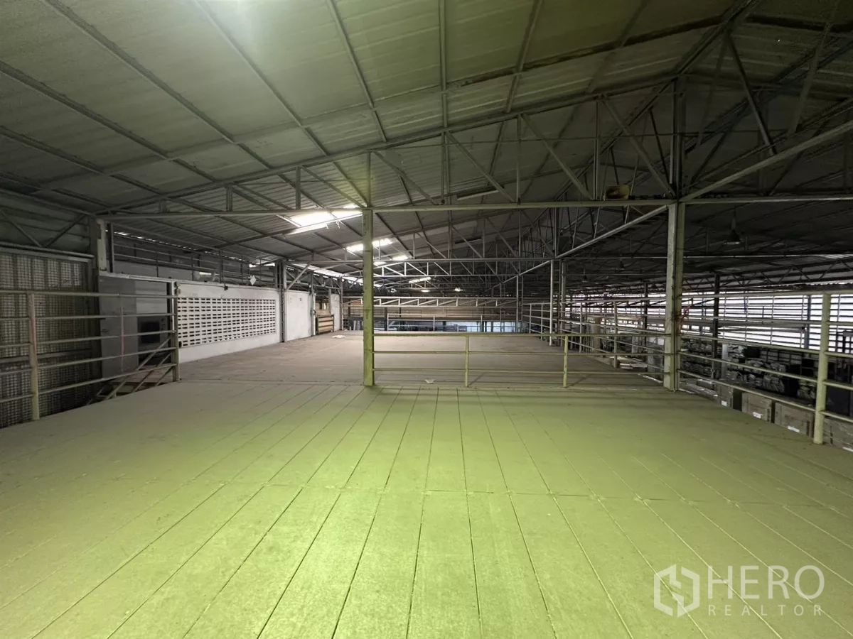 Warehouse for rent in Yan Nawa, Bangkok - Mezzanine level spanning the warehouse under a metal roof.