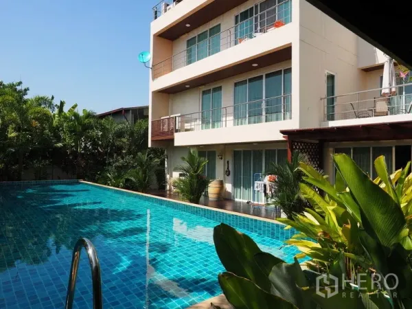 带办公室的家 出售在Phra Khanong, Bangkok - 三层家庭办公楼，落地窗面向碧蓝私人泳池与热带绿植。