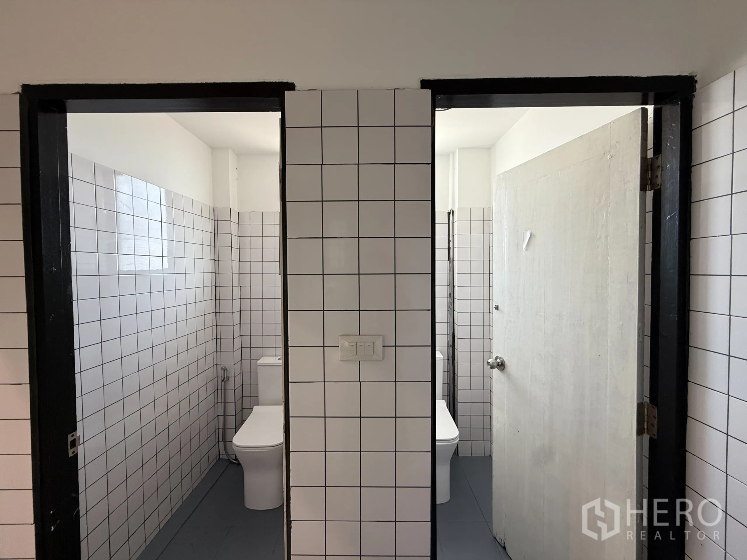 办公空间 出租在Wang Thonglang, Bangkok - 干净的卫生间，白色方砖墙面，独立隔间配现代坐便器。