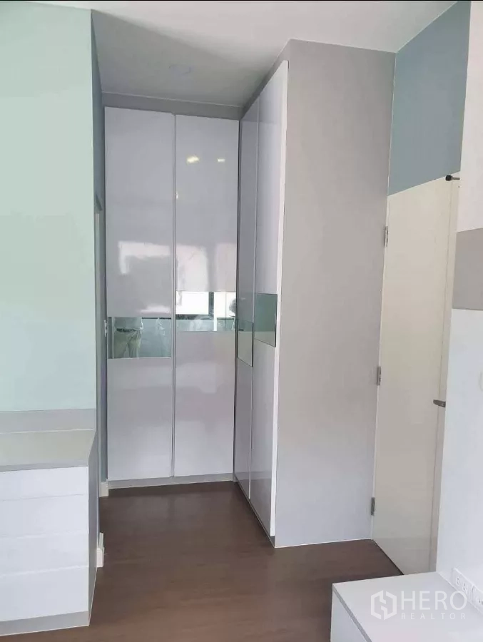 独立式住宅 出租或出售在Prawet, Bangkok - 转角衣柜，高光柜门与木地板