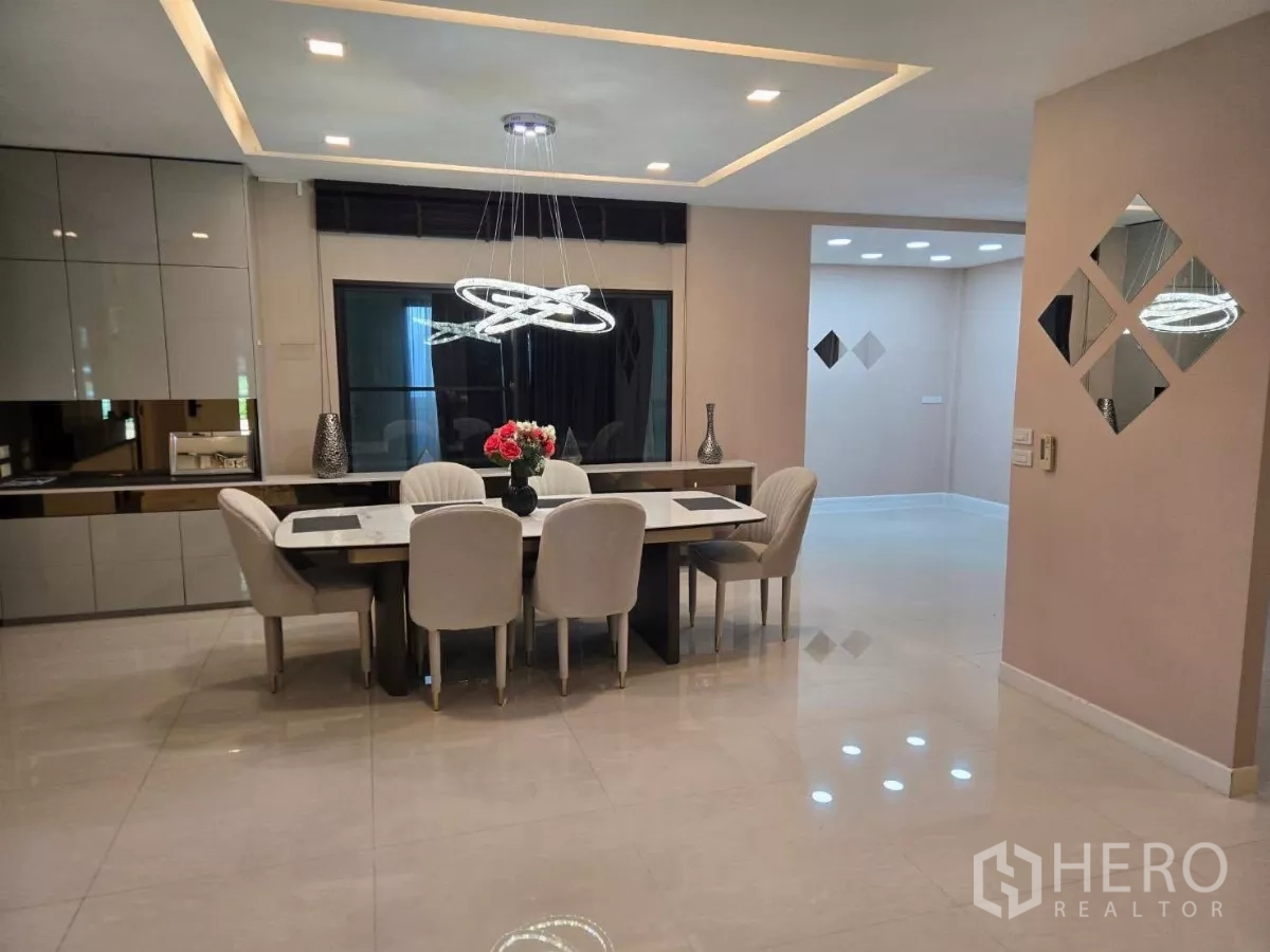 บ้าน ให้เช่าหรือขายในBang Phli, Samut Prakan - ห้องรับประทานอาหารหรู บิลท์อินเต็มผนัง โคมไฟระย้า โต๊ะ 6 ที่นั่ง