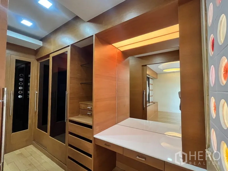 公寓 出租在Khlong Toei, Bangkok - 定制步入式衣帽间，木质衣柜、抽屉与灯带梳妆台。