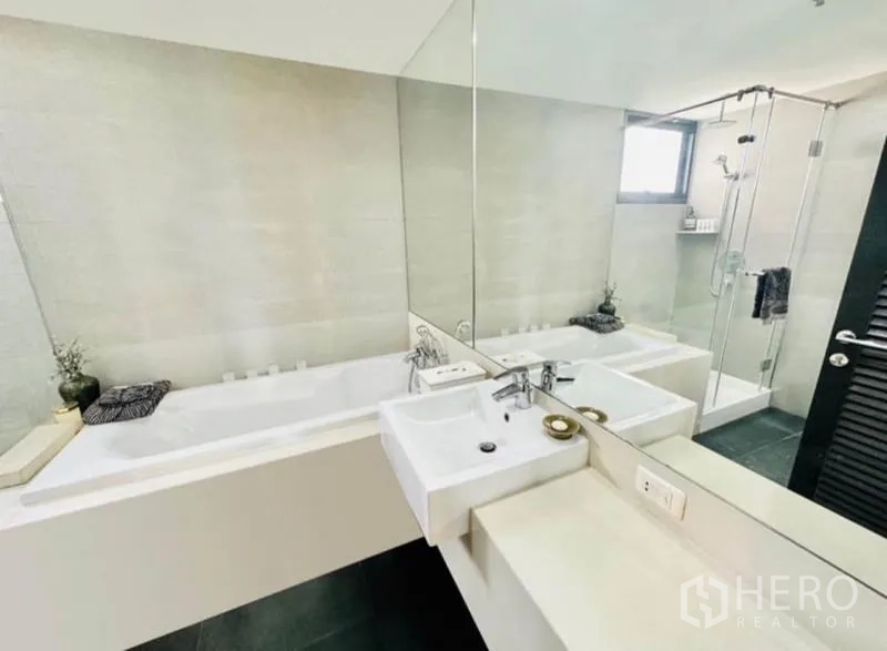คอนโด ให้เช่าในWatthana, Bangkok - ห้องน้ำสมัยใหม่ มีอ่างอาบน้ำ อ่างล้างหน้า 2 จุด และห้องอาบน้ำกระจก