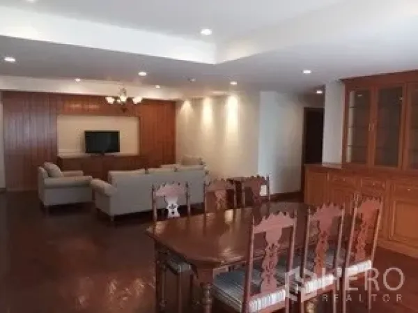 房间 出租在Pathum Wan, Bangkok - 开放式客餐厅，设木质餐桌与玻璃展示柜。