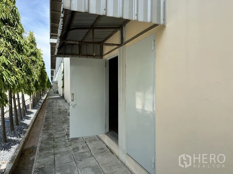 Factory for rent in Bang Phli, Samut Prakan - Clean tiled restroom with sink, toilet and urinal inside the facility.