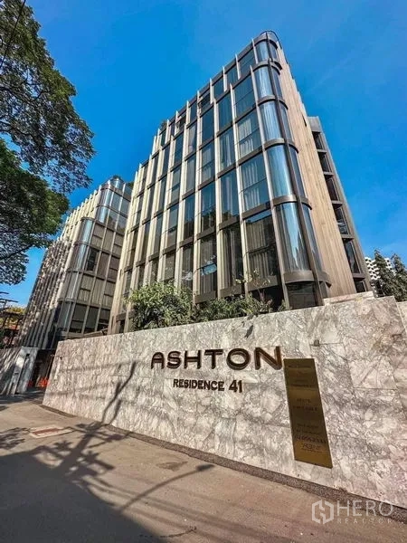公寓 出租在Watthana, Bangkok - Ashton Residence 41 公寓外观与入口标识，玻璃立面建筑