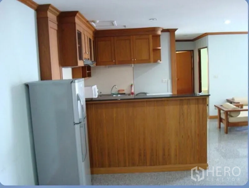 Condominium for rent in Ratchathewi, Bangkok - Kitchen bar and tall cabinets with refrigerator in open-plan layout