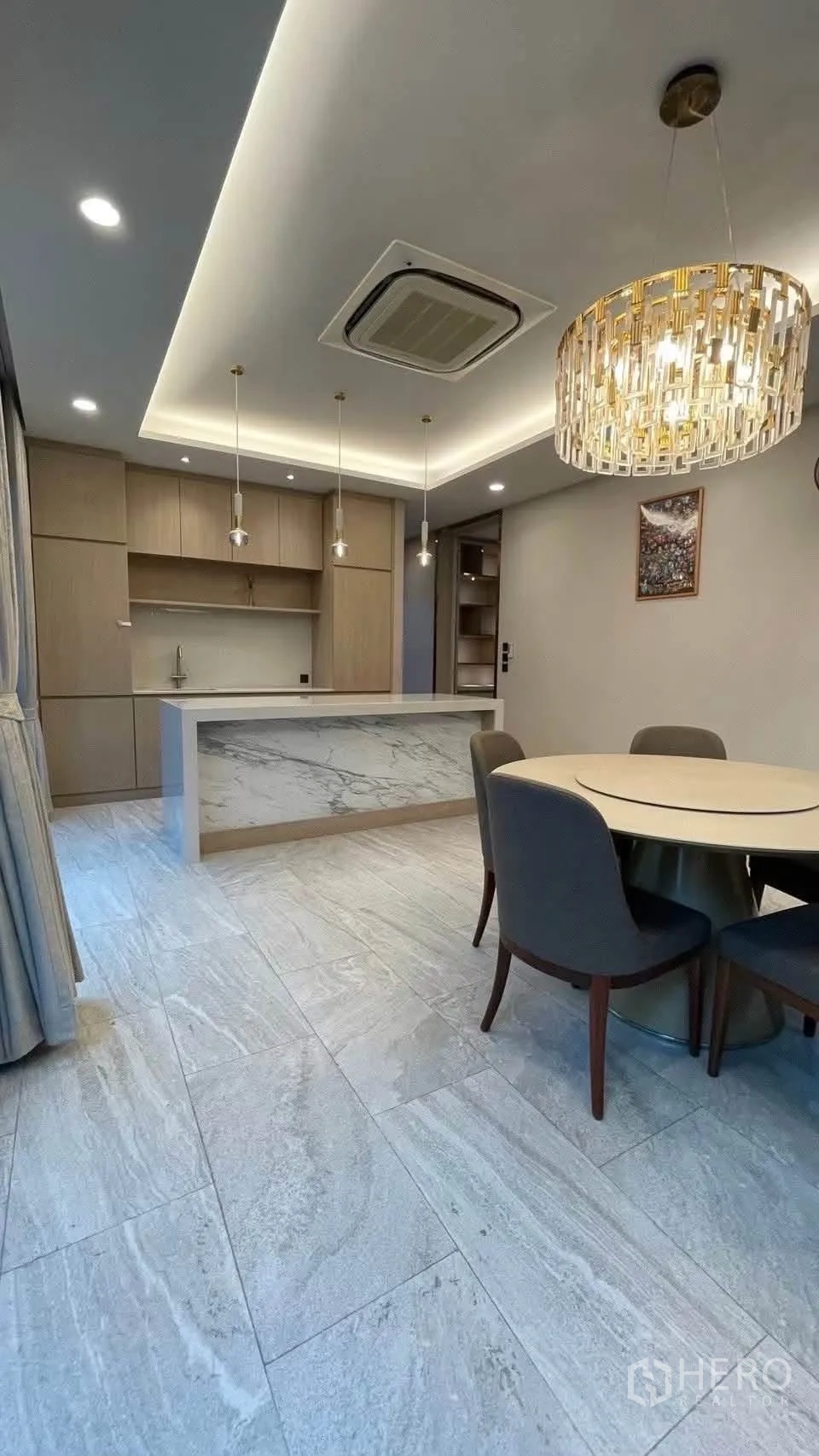 Detached House for rent in Prawet, Bangkok - Open dining space with marble-front island, pendant lights and round table.