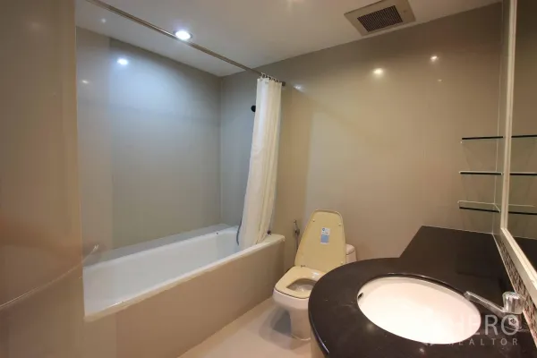 คอนโด ให้เช่าในWatthana, Bangkok - ห้องน้ำสมัยใหม่พร้อมอ่างอาบน้ำ เคาน์เตอร์อ่างล้างหน้า และไฟดาวน์ไลท์