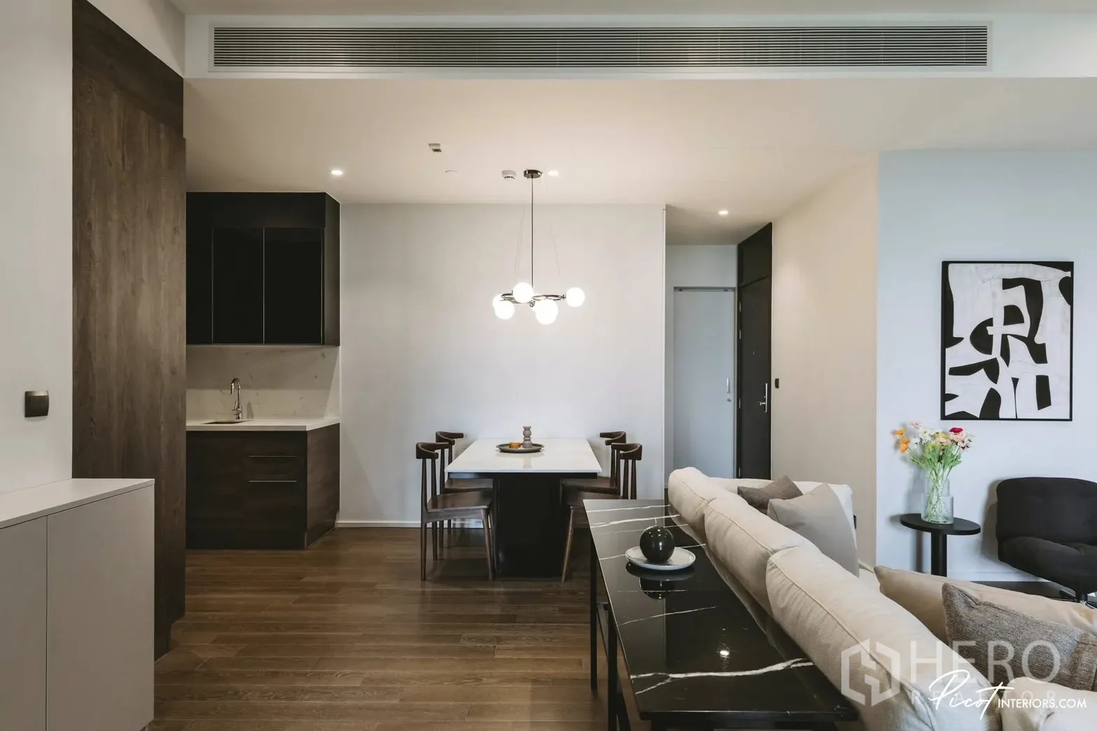 คอนโด for rent in Pathum Wan, Bangkok - มุมทานอาหารแบบโมเดิร์นพร้อมโคมไฟแขวนและพื้นไม้