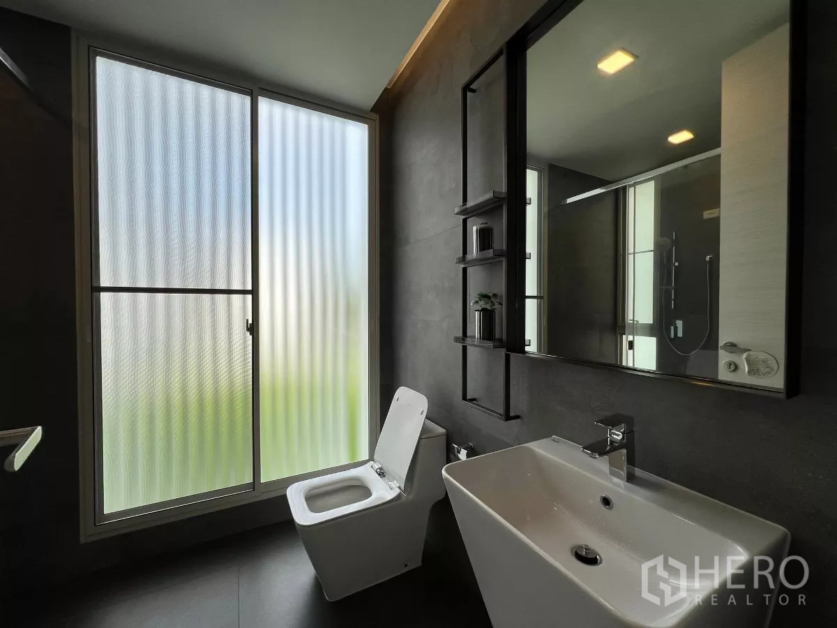 Detached House for sale in Bang Phli, Samut Prakan - Guest bathroom with frosted window, square basin and modern toilet