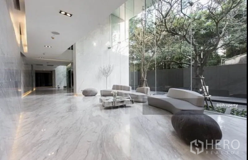 คอนโด ให้เช่าในWatthana, Bangkok - ล็อบบี้หรูพื้นหินอ่อน พร้อมชุดโซฟาดีไซน์ และวิวสวน